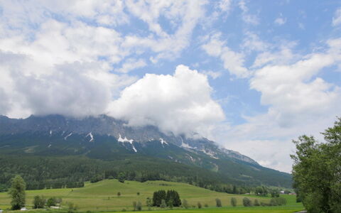 Haus 400: Cloud, Mountain, Plant, Sky, Daytime, Nature, Tree, Natural Landscape, Highland, Grass