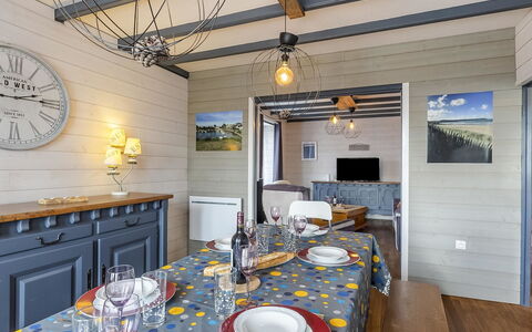 An Neizh: Table, Furniture, Property, Tableware, Azure, Wood, Interior Design, Lighting, Cabinetry, Picture Frame