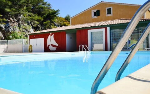 Eden Roc 2: Sky, Water, Swimming Pool, Window, Building, Azure, Plant, Shade, Tree, Outdoor Furniture