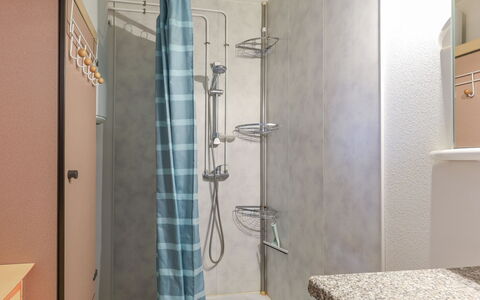 Eden Roc 2: Plumbing Fixture, Property, Bathtub, Shower Head, Shower, Bathroom, Shower Bar, Tap, Interior Design