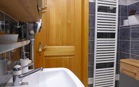 Résidence Byblos 11: Tap, Property, Plumbing Fixture, Bathtub, Building, Sink, Interior Design, Bathroom, Wood, Floor