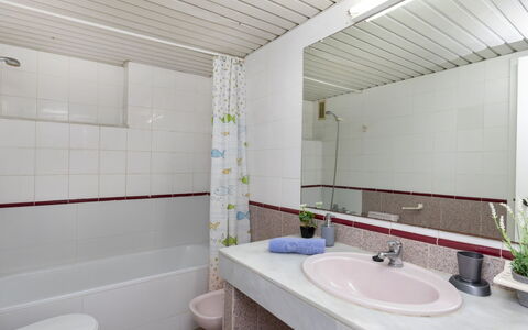 Salou 703: Plumbing Fixture, Mirror, Sink, Property, Tap, Plant, Bathroom, Building, Houseplant, Bathroom Sink