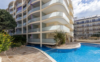 Salou 712: Water, Sky, Property, Tree, Building, Swimming Pool, Azure, Body Of Water, Leisure, Urban Design