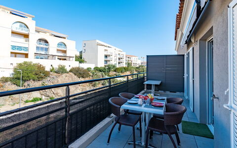 Résidence les 3C: Plant, Sky, Water, Property, Building, Azure, Tree, Swimming Pool, Urban Design, Arecales