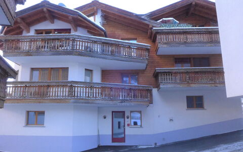 Arbgrat: Window, Building, Sky, House, Door, Facade, Urban Design, Roof, Apartment, City