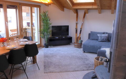 Arbgrat: Table, Property, Furniture, Couch, Wood, Interior Design, Living Room, Floor, Houseplant, Plant