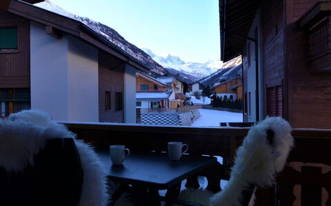 Arbgrat: Sky, Daytime, Window, White, Building, Table, Snow, Freezing, House, Morning