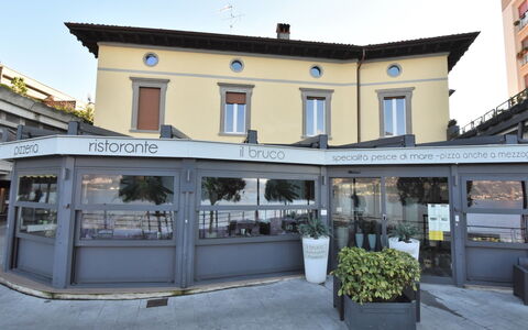 Duomo Mansarda: Plant, Window, Flowerpot, Sky, Building, Door, Houseplant, Residential Area, Facade, Urban Design