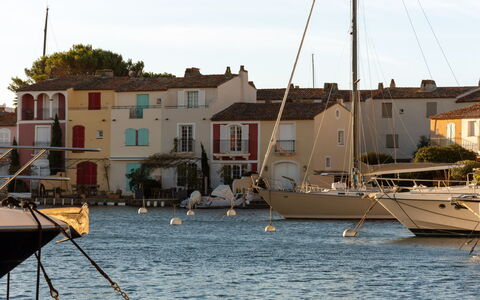 Maison Pêcheur 45: Water, Building, Plant, Sky, Window, Urban Design, Condominium, Tower Block, Leisure, Swimming Pool