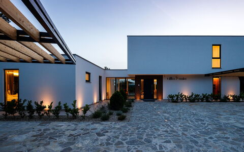 Villa Sonia: Sky, Plant, Window, Residential Area, Landscape, Facade, Real Estate, Building, Shade, Mixed-Use