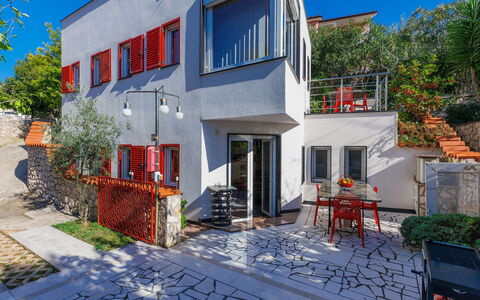 Villa Dragica: Water, Building, Plant, Sky, Window, Urban Design, Condominium, Tower Block, Leisure, Swimming Pool