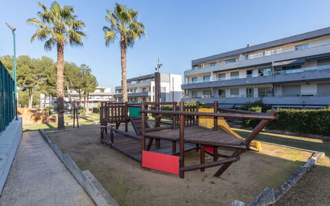 Salou 745: Sky, Plant, Building, Tree, Road Surface, Shade, Urban Design, Asphalt, Residential Area, House