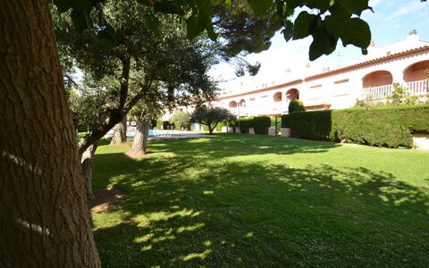 Raquel: Water, Plant, Sky, Property, Nature, Azure, Swimming Pool, Tree, Vegetation, Grass
