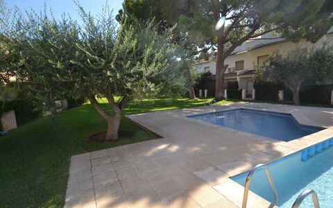 Raquel: Water, Plant, Sky, Property, Nature, Azure, Swimming Pool, Tree, Vegetation, Grass