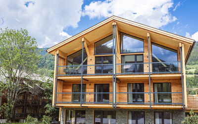 Penthouse # 1C mit Sauna&Außenbadewanne 180.9: Sky, Building, Property, Table, Furniture, Cloud, Mountain, Interior Design, Outdoor Furniture, Wood