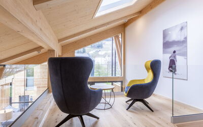 Penthouse # 2C mit Sauna&Außenbadewanne 180.10: Furniture, Property, Chair, Comfort, Wood, Building, Interior Design, Living Room, Flooring, Floor