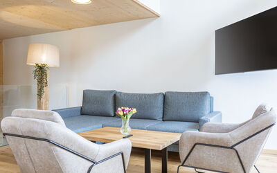 Penthouse # 3B mit Sauna&Außenbadewanne 180.11: Couch, Furniture, Property, Table, Comfort, Rectangle, Lighting, Interior Design, Architecture, Living Room