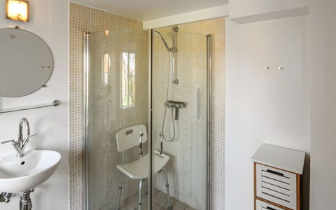 Thyrne - 500M from the Sea: Flooring, Floor, Interior Design, Plumbing Fixture, Wall, Bathroom, Bathroom Sink, Room, Ceiling, Sink