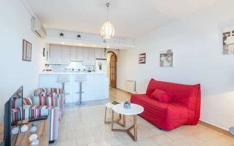 Sant Maurici: Plant, Property, Houseplant, Building, Flowerpot, Lighting, Interior Design, Wood, Flooring, Floor
