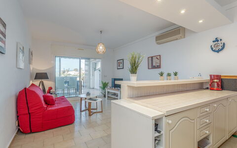 Sant Maurici: Plant, Property, Houseplant, Building, Flowerpot, Lighting, Interior Design, Wood, Flooring, Floor