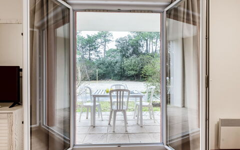 Le Verdon sur Mer 600: Property, Building, Shade, Wood, Window, Rectangle, Door, Flooring, Real Estate