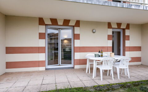 Le Verdon sur Mer 600: Furniture, Property, Plant, Building, Table, Window, Door, Chair, Wood, Shade