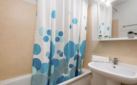 Le Verdon sur Mer 600: Mirror, Tap, Plumbing Fixture, Property, Bathroom Sink, Sink, Bathroom, Azure, Blue, Purple