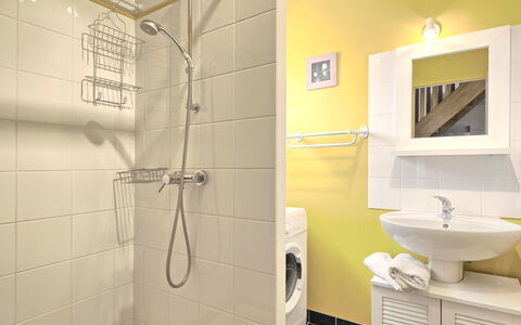 Charme des Govelins: Mirror, Shower Head, Tap, Plumbing Fixture, Property, Bathroom, Sink, Shower Bar, Shower Panel, Shower