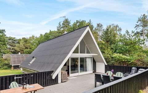 Lillesol - 400M from the Sea: Home, Cottage, Siding, Hardwood, Shade, Plank, Design, Estate, Porch, Deck