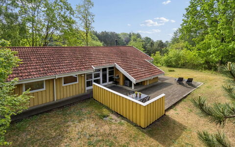 Ailen - 500M from the Sea: Siding, Home, Roof, House, Residential Area, Cottage, Yard, Shade, Backyard, Lawn
