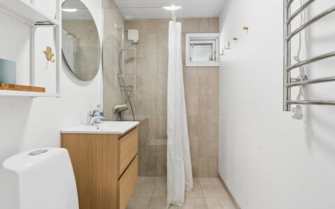 Malou - 350M from the Sea: Toilet Seat, Flooring, Plumbing Fixture, Toilet, Wall, Interior Design, Floor, Bathroom, Bathroom Cabinet, Sink
