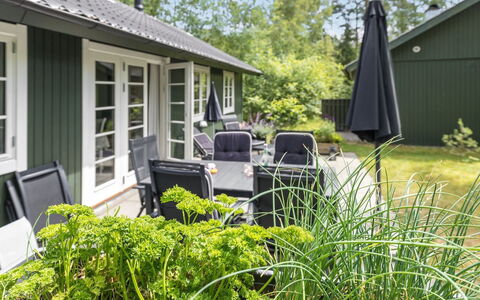 Tume - 200M from the Sea: Shrub, Garden, Cottage, Home, Groundcover, Siding, Outdoor Furniture, Lawn, Yard, Garden Buildings