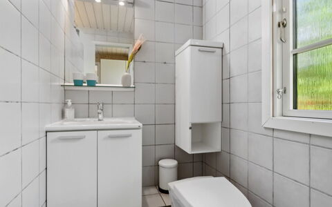 Oisin - 150M from the Sea: Toilet Seat, Toilet, Plumbing Fixture, Bathroom, Flooring, Sink, Floor, Interior Design, Plumbing, Tap