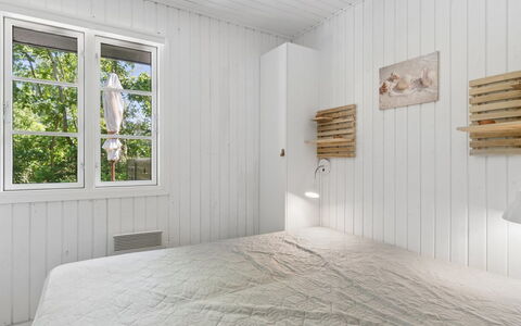 Blakke - 250M from the Sea: Wood, Flooring, Floor, Bedroom, Interior Design, Ceiling, Wood Flooring, Plank, Bed, Room