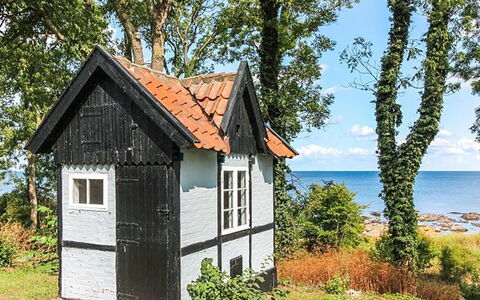 Nyyrikki - 100M from the Sea: Roof, House, Land Lot, Home, Cottage, Estate, Garden Buildings, Shade, Log Cabin, Landscaping