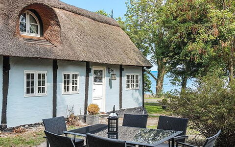 Nyyrikki - 100M from the Sea: Roof, House, Land Lot, Home, Cottage, Estate, Garden Buildings, Shade, Log Cabin, Landscaping