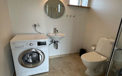Tinne - 400M from the Sea: Washing Machine, Flooring, Plumbing Fixture, Floor, Interior Design, Sink, Clothes Dryer, Laundry Room, Plumbing, Bathroom