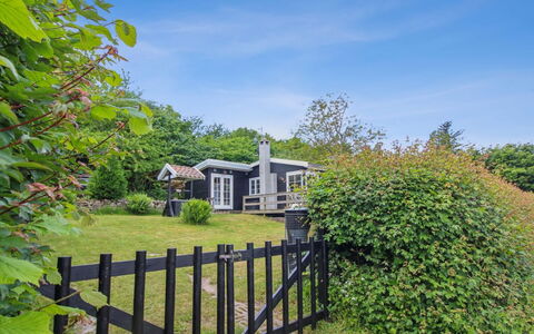 Fabine - 50M from the Sea: Shrub, Garden, Cottage, Estate, Lawn, Shade, Landscaping, Fence, Yard, Backyard