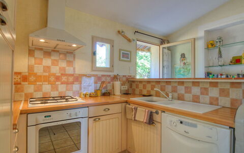 Les Cairnes: Cabinetry, Countertop, Sink, Property, Tap, Kitchen Sink, Kitchen, Wood, Kitchen Stove, Drawer