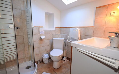 Les Cairnes: Plumbing Fixture, Bathroom, Flooring, Floor, Interior Design, Sink, Bathroom Sink, Tap, Plumbing, Toilet