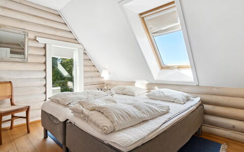 Heli - 200M from the Sea: Wood, Bedroom, Bed, Furniture, Bedding, Bed Sheet, Linens, Hardwood, Bed Frame, Ceiling
