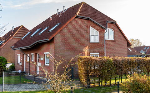 Siegerland: Plant, Sky, Building, Property, Window, Cloud, House, Land Lot, Tree, Grass