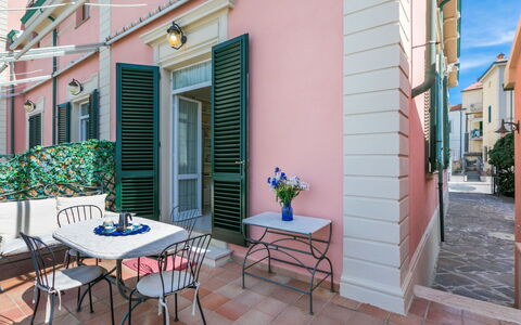 San Vincenzo 644: Property, Furniture, Building, Plant, Table, Window, Flowerpot, Road Surface, Chair, Shade