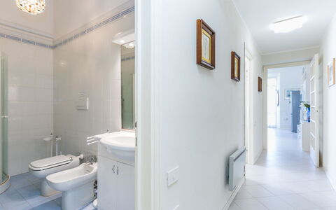 San Vincenzo 644: Mirror, Property, Building, Plumbing Fixture, Sink, Tap, Lighting, Interior Design, Bathroom, Toilet Seat