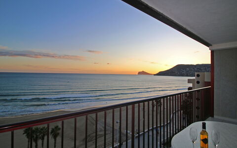 Calpe Playa: Water, Sky, Cloud, Property, Fence, Afterglow, Sunset, Horizon, Dusk, Sunrise