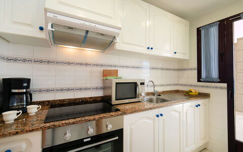 Calpe Playa: Countertop, Cabinetry, Kitchen Appliance, Building, Kitchen Stove, Home Appliance, Kitchen, Wood, Floor, Flooring