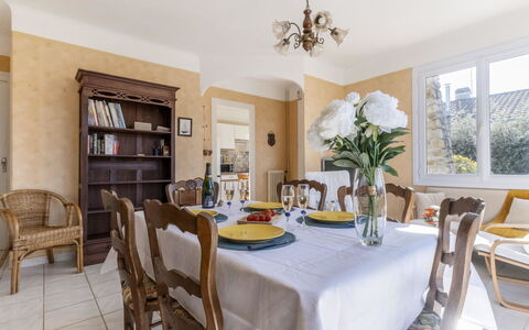 Les Albatros: Table, Furniture, Property, Countertop, Tableware, Cabinetry, Food, Plant, Window, Chair