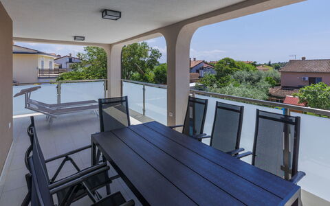 Umag Murine 110: Plant, Property, Building, Sky, Wood, Shade, Interior Design, Floor, Porch, House