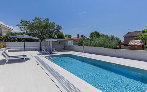 Umag Murine 110: Water, Sky, Plant, Swimming Pool, Azure, Building, Shade, Rectangle, Tree, Composite Material