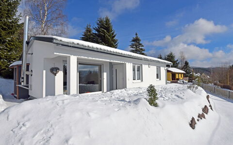 Anna: Sky, Cloud, Snow, Building, Property, Window, Plant, Tree, House, Slope